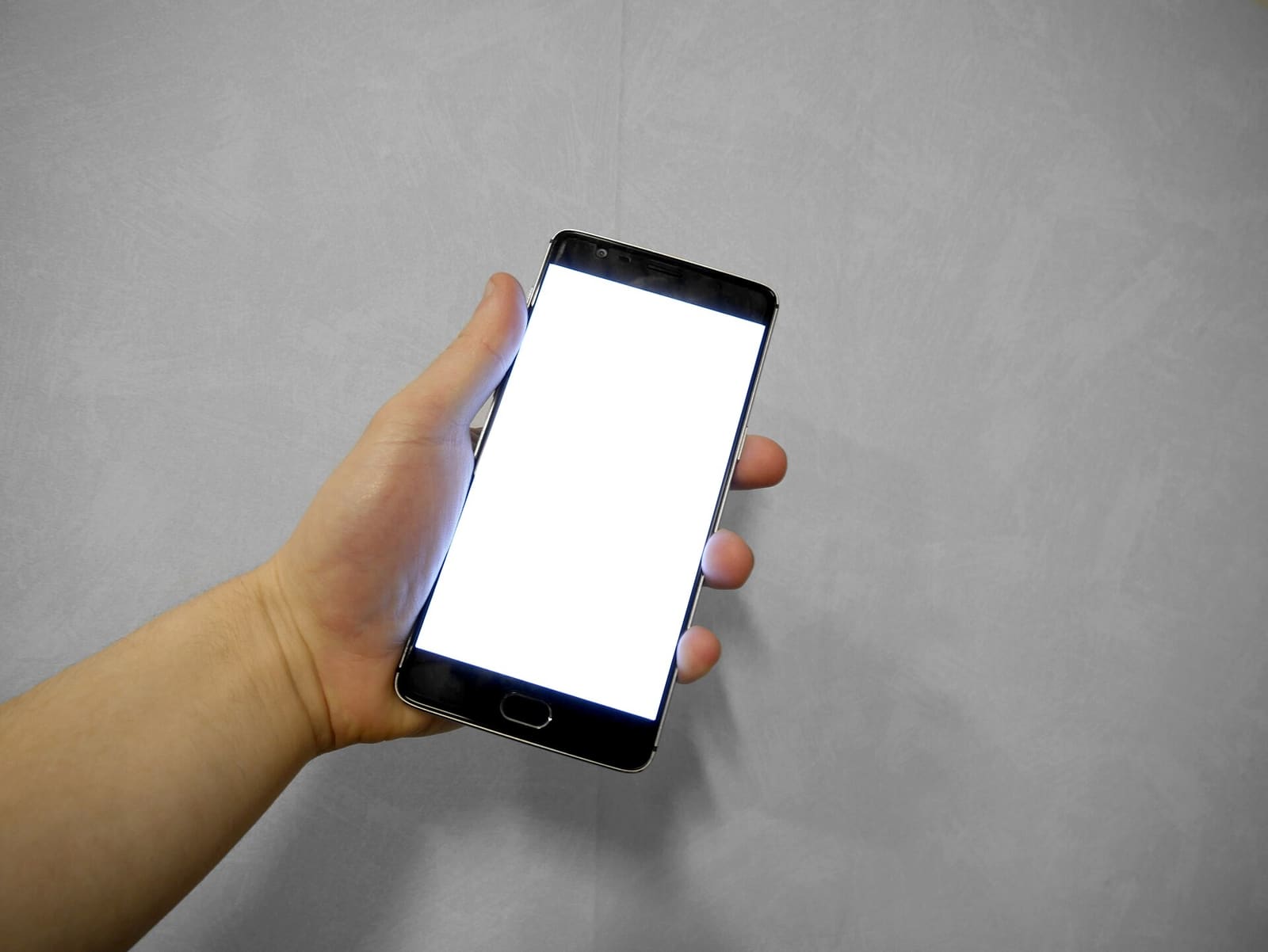 Ruka drži mobitel s praznim zaslonom
