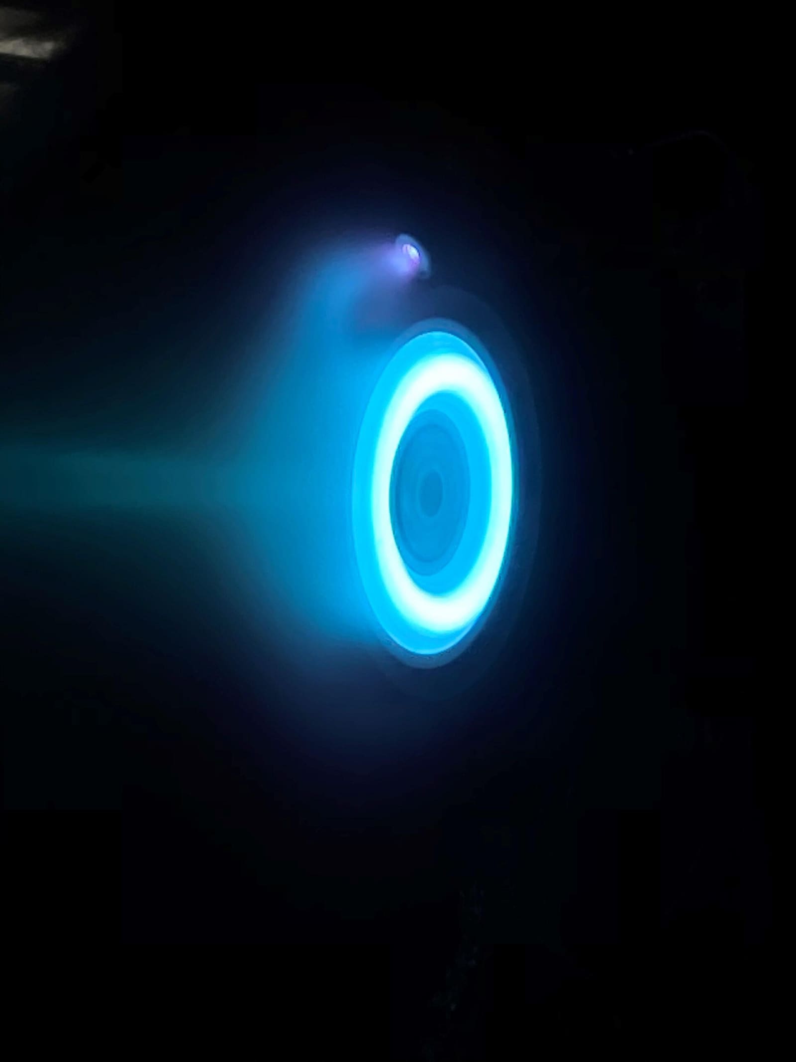 Ionski motor s Hallovim efektom radi u ispitnoj komori laboratorija JPL