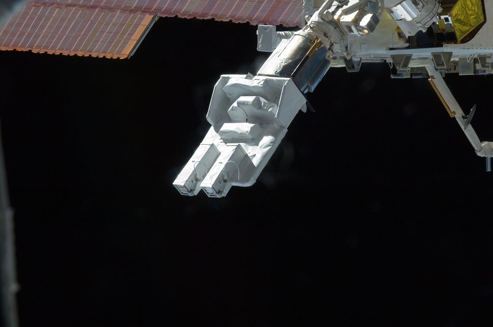 Uređaj za izbacivanje malih satelita na robotskoj ruci japanskog modula Međunarodne svemirske postaje