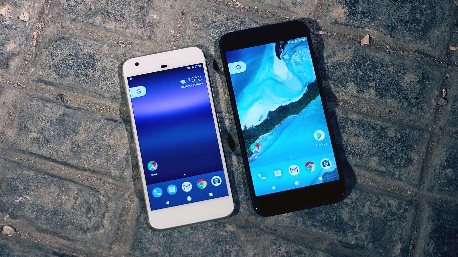 Dva telefona Google Pixel prve generacije
