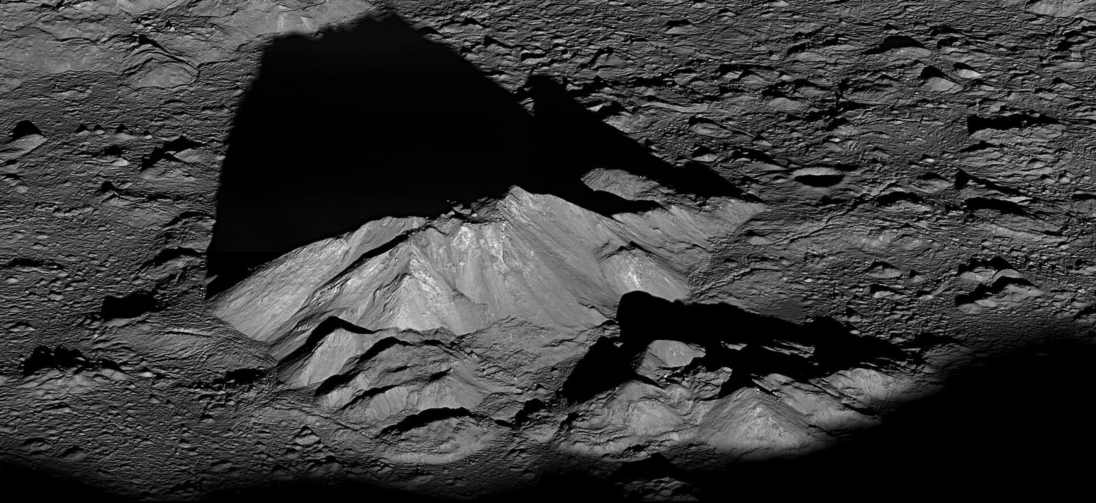 Središnji vrh kratera Tycho na Mjesecu, snimka NASA-ina orbitera LRO