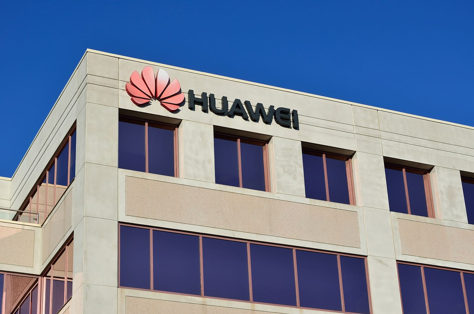 Huaweijev logo na zgradi ureda tvrtke u Kanadi
