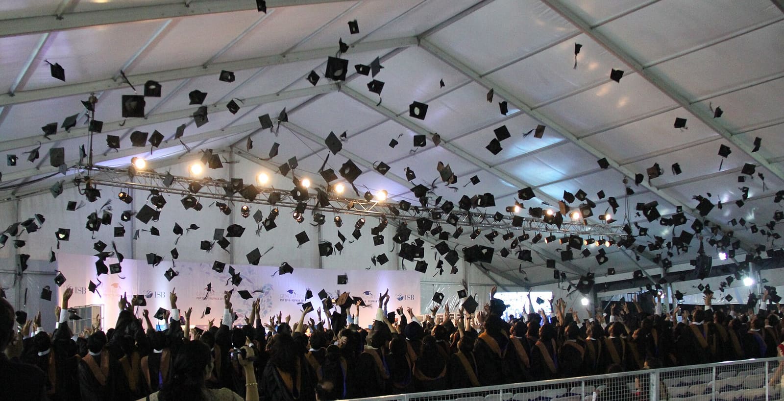 Diplomanti bacaju kape na svečanosti dodjele diploma