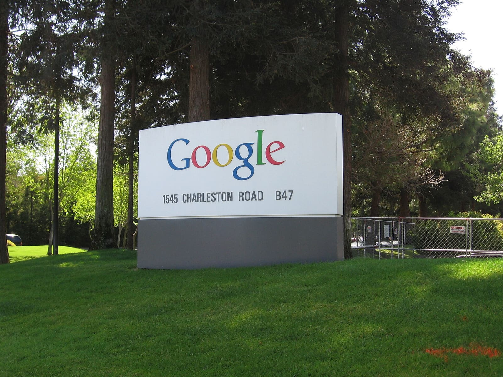 Googleov znak ispred zgrade tvrtke u Kaliforniji