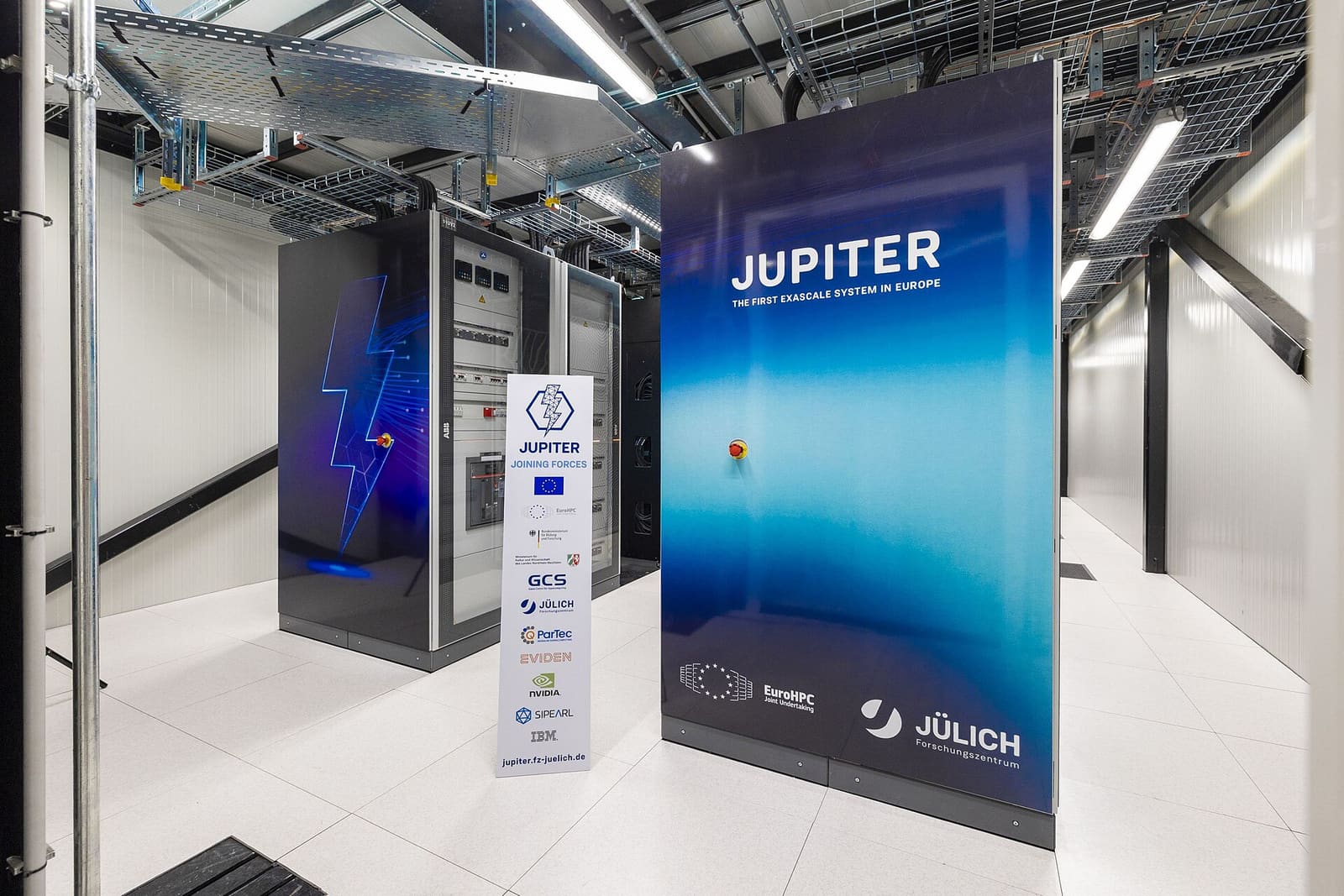 Ormari superračunala JUPITER u istraživačkom centru Jülich