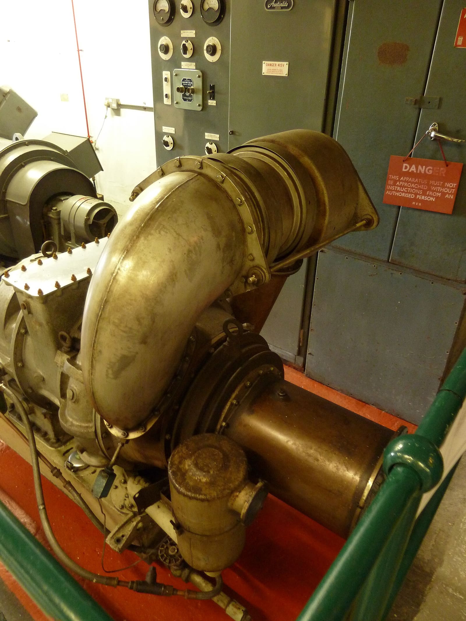 Dio komore izgaranja industrijske plinske turbine postavljen za razgledavanje