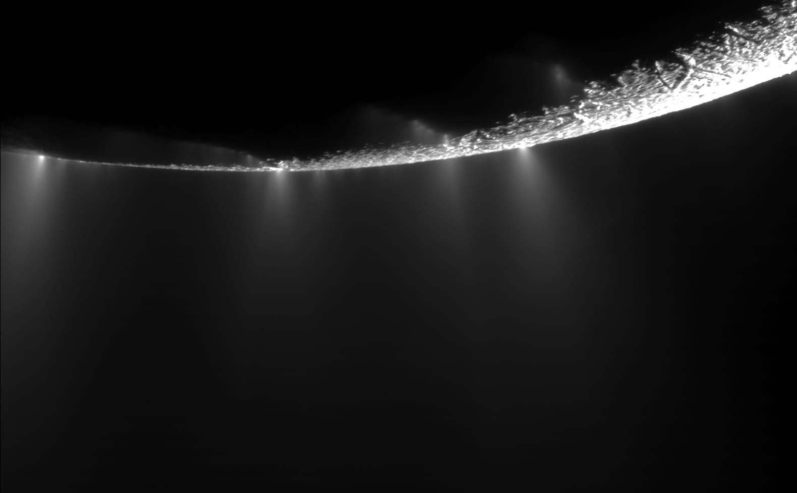 Mlazovi leda koji izbijaju s južnog pola Saturnova mjeseca Enkelada, snimka letjelice Cassini