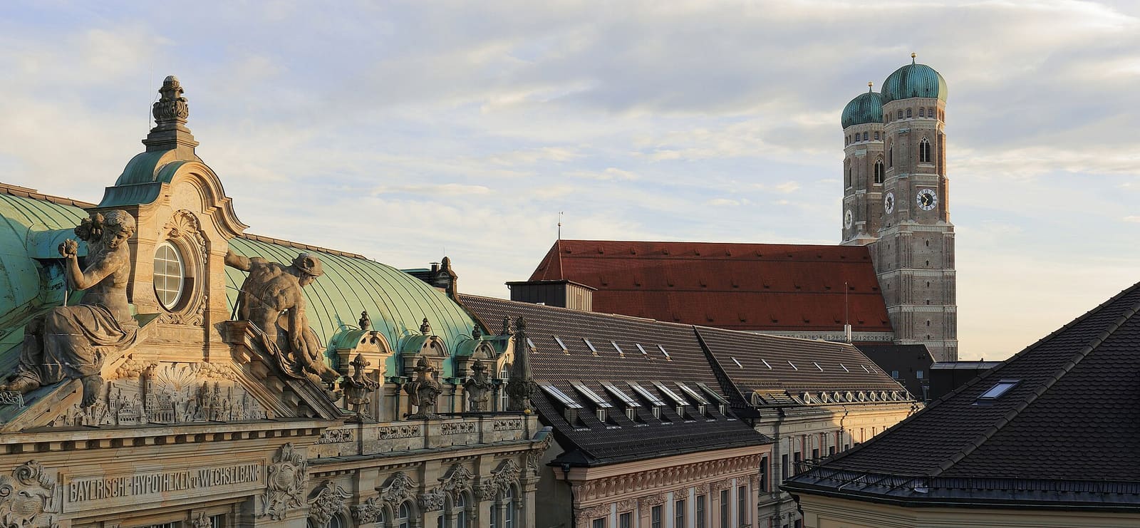 Krovovi središta Münchena s dvama tornjevima katedrale Frauenkirche