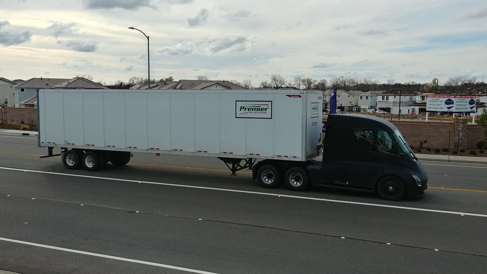 Bijela kabina električnog kamiona Tesla Semi parkirana na otvorenom