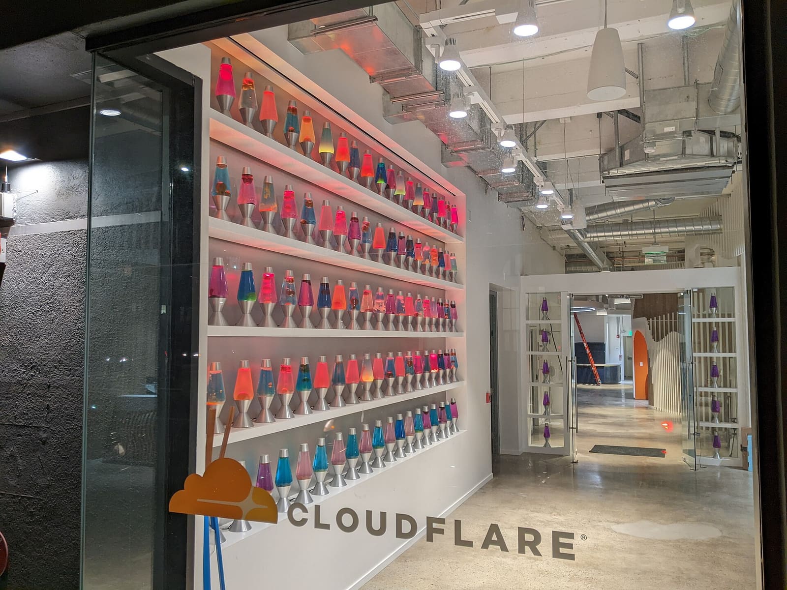 Zid sa šarenim lava-lampama u ulazu Cloudflareova ureda u San Franciscu