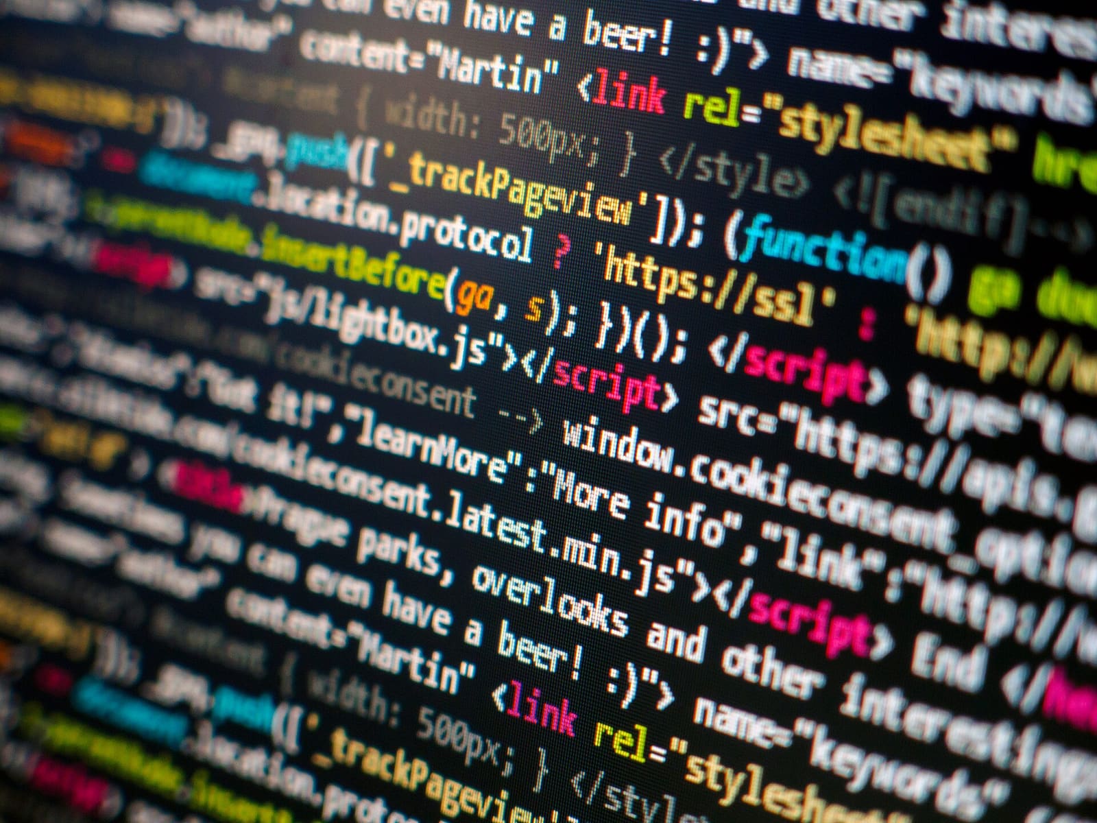 Šareni redovi HTML i JavaScript koda na zaslonu računala