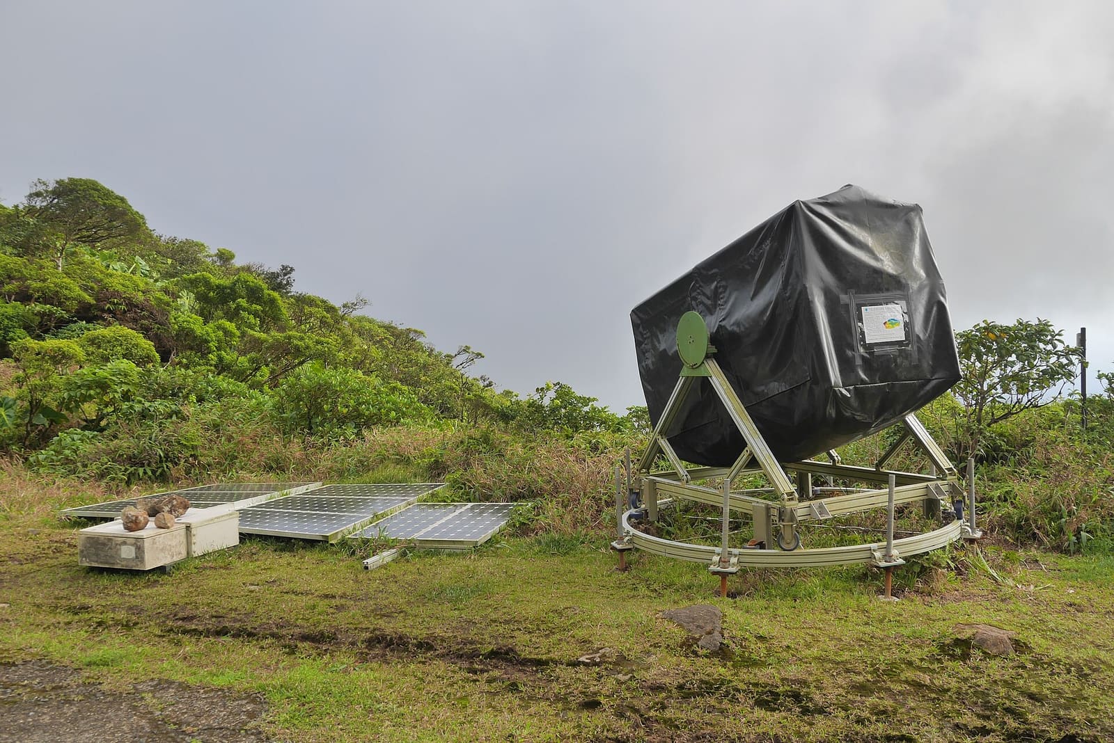 Mionski teleskop pod crnim pokrovom na zelenoj padini vulkana La Soufrière na Guadeloupeu