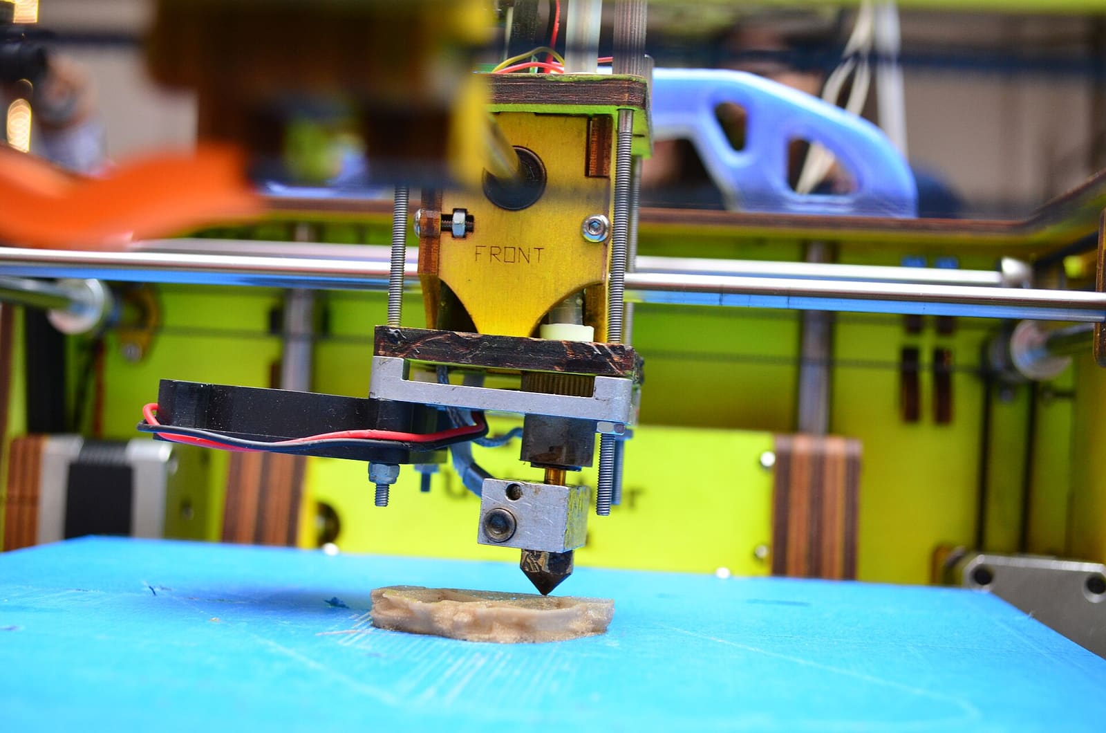 Glava 3D pisača polaže prve slojeve predmeta