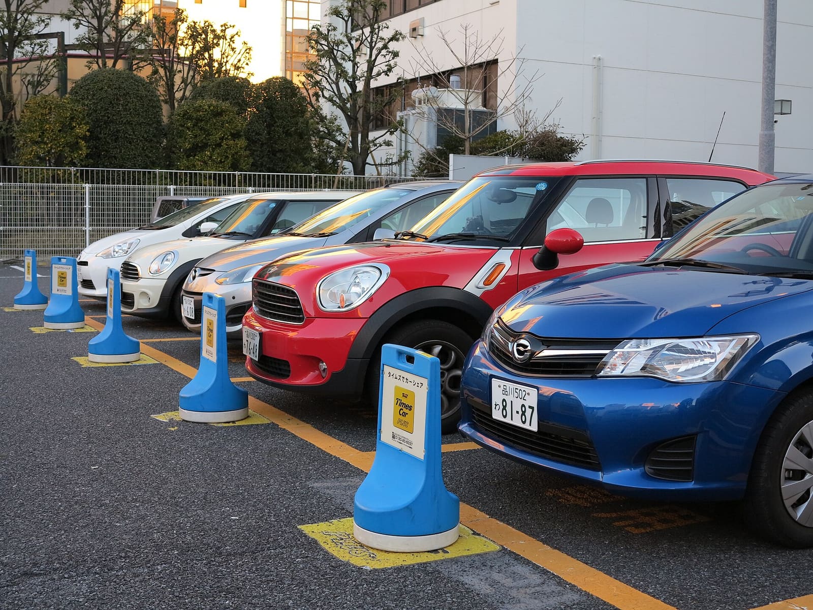 Automobili za dijeljenje parkirani na stanici Times Cara u četvrti Shibuya u Tokiju