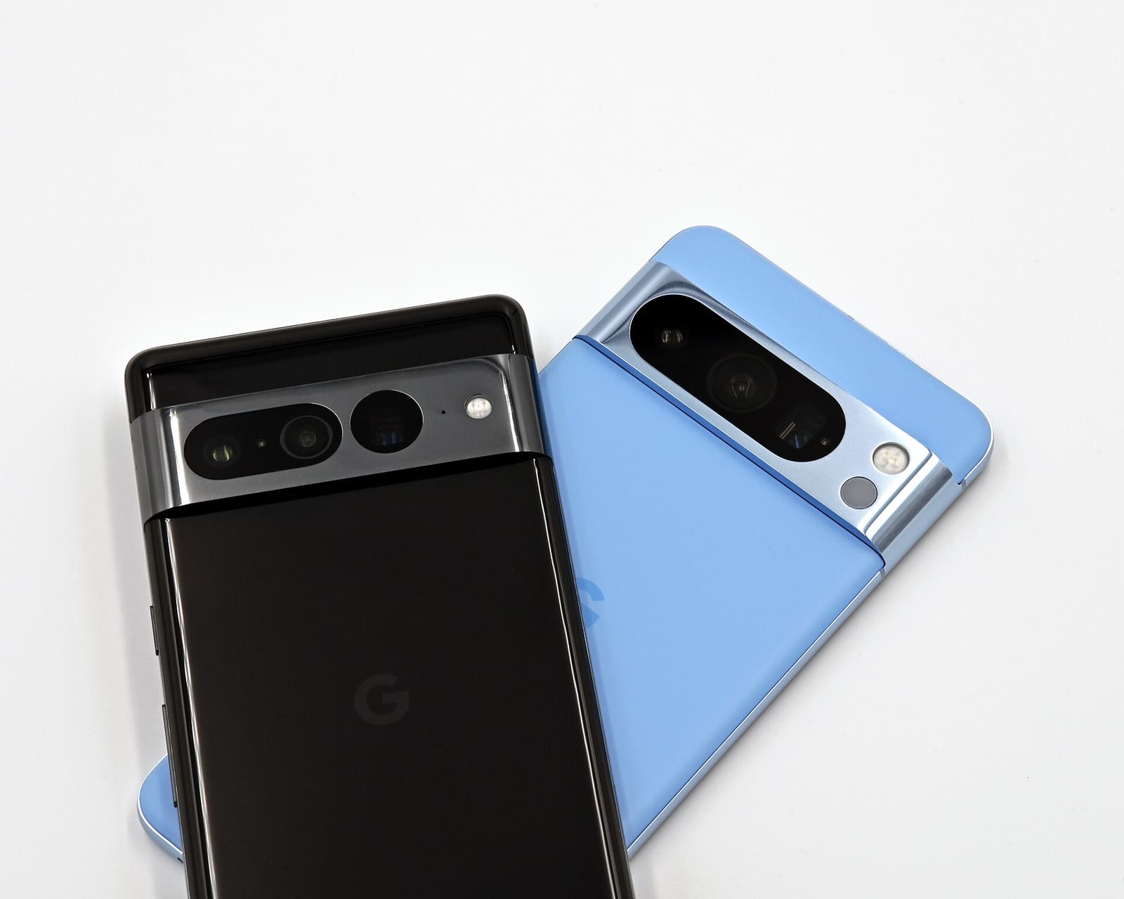 Telefoni Google Pixel 8 Pro i Pixel 7 Pro na arhivskoj fotografiji