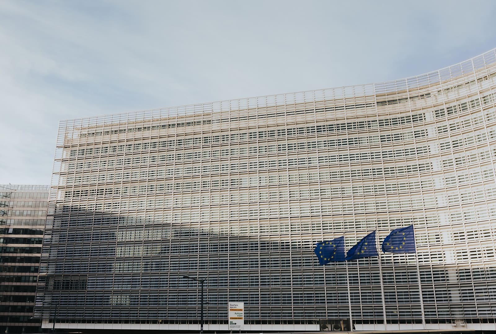 Europske zastave ispred zgrade Berlaymont u Bruxellesu