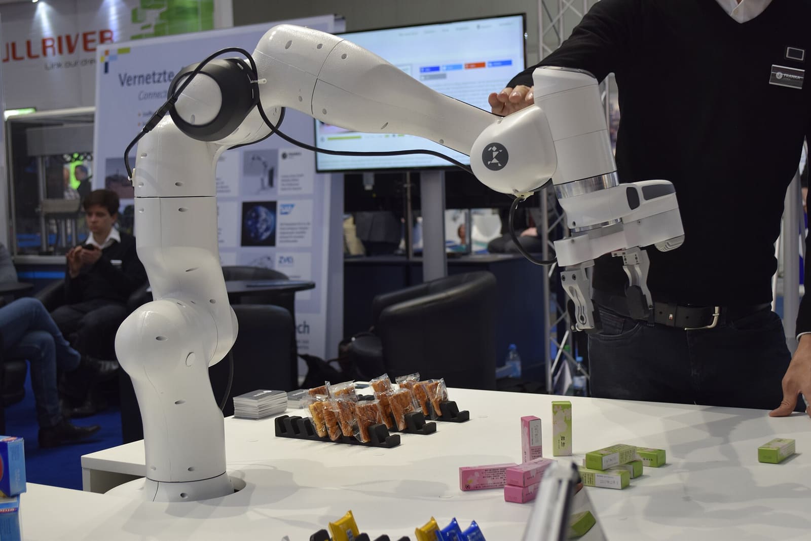 Arhivska robotska ruka Franka Emika, a ne konkretan postav iz Googleove demonstracije
