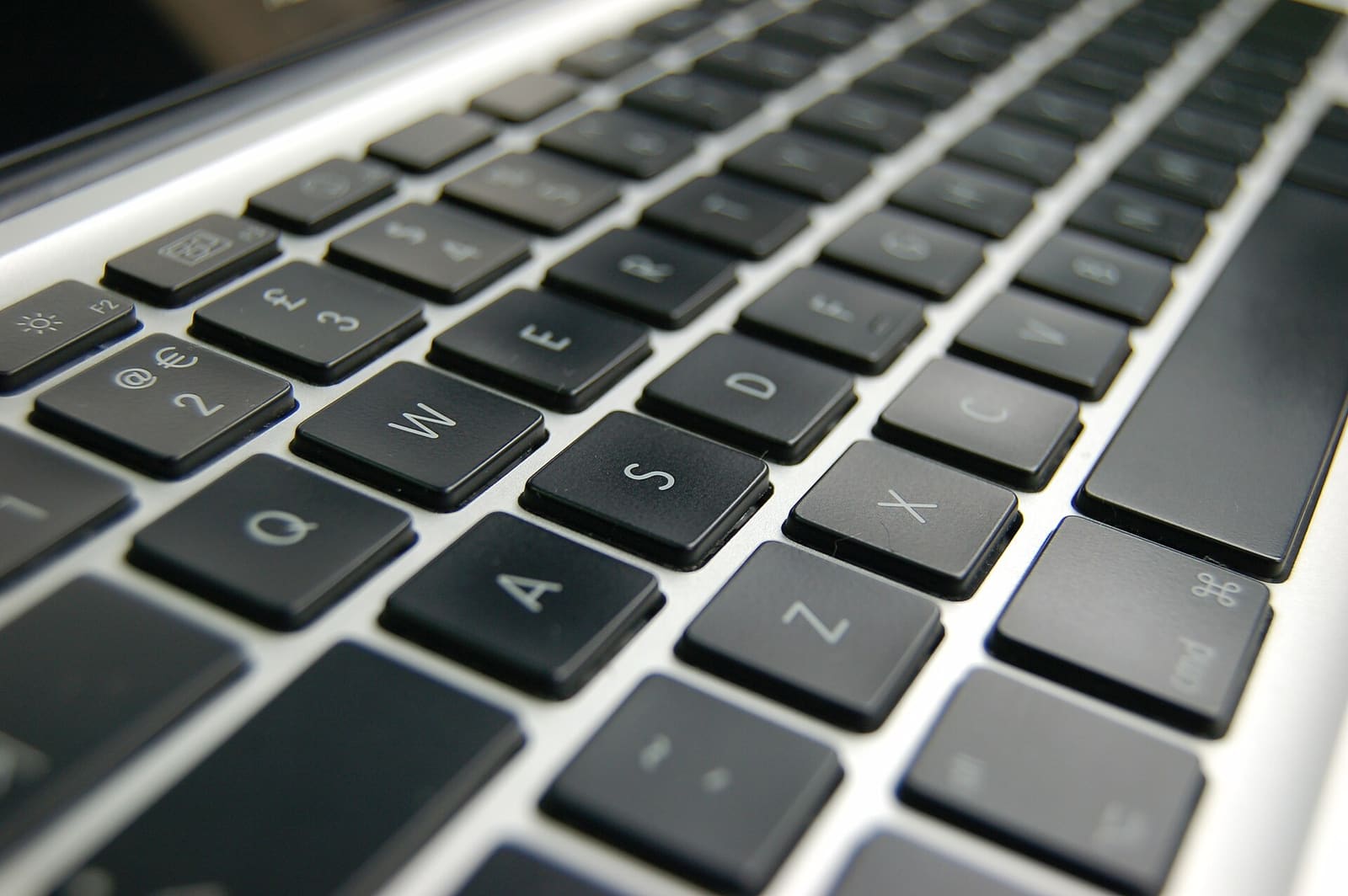 Arhivski detalj tipkovnice MacBooka, a ne prijenosnik upotrijebljen u pokusu