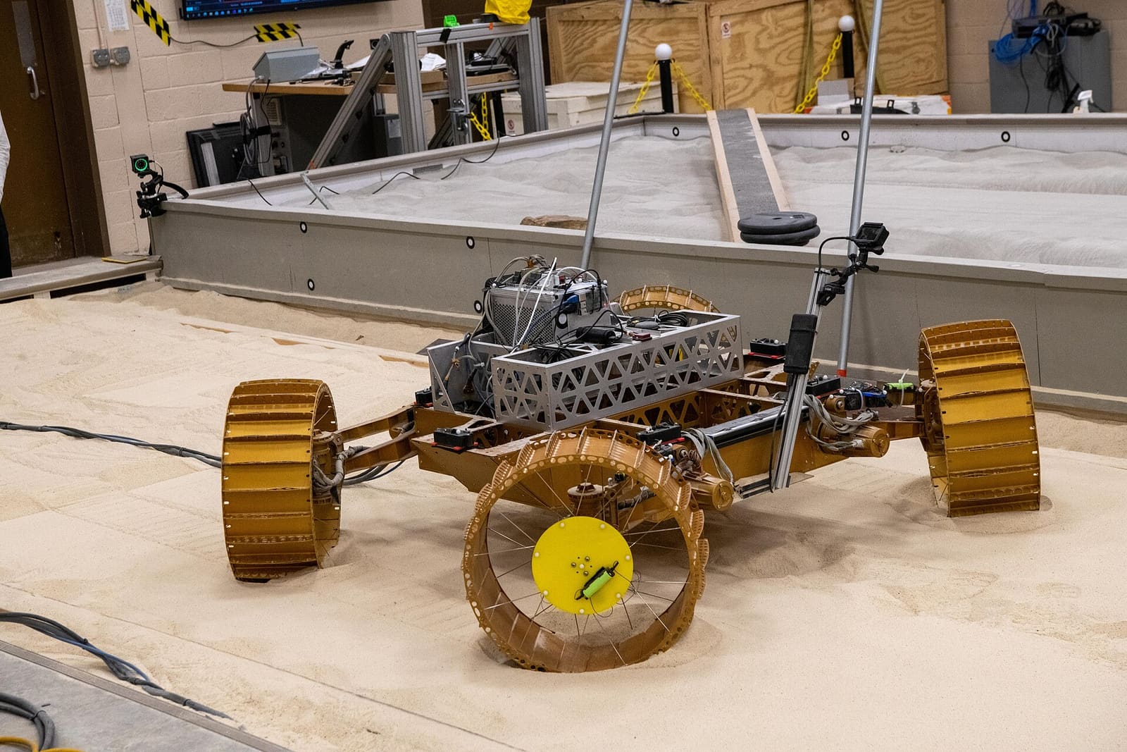 Arhivski NASA-in testni rover VIPER na simuliranoj podlozi, a ne snimka misije na Mjesecu
